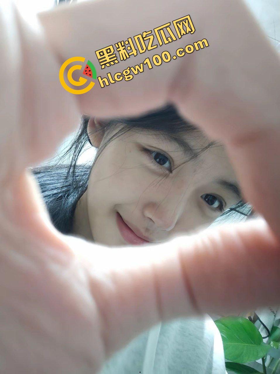 重庆三峡学院顶级清纯嫩妹反差小骚货『谭怡怡』白皙身躯全裸约炮金主 小嘴口交含龟头！独家原创曝光流出！