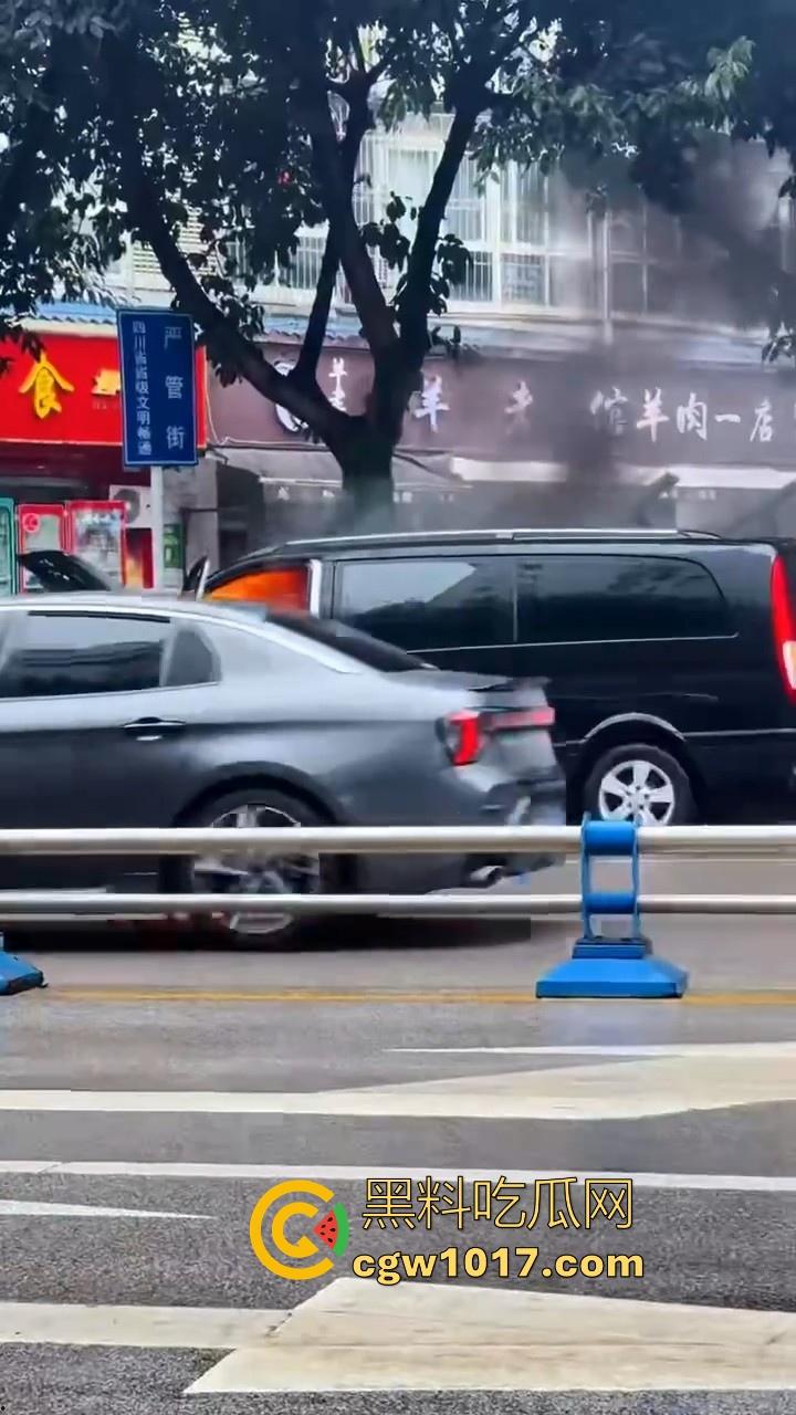 四川绵阳江油又是汽车自燃,期间还多次发生爆炸,把旁边路边停放的车都波及到了,路边车车主一起床天塌了!-6