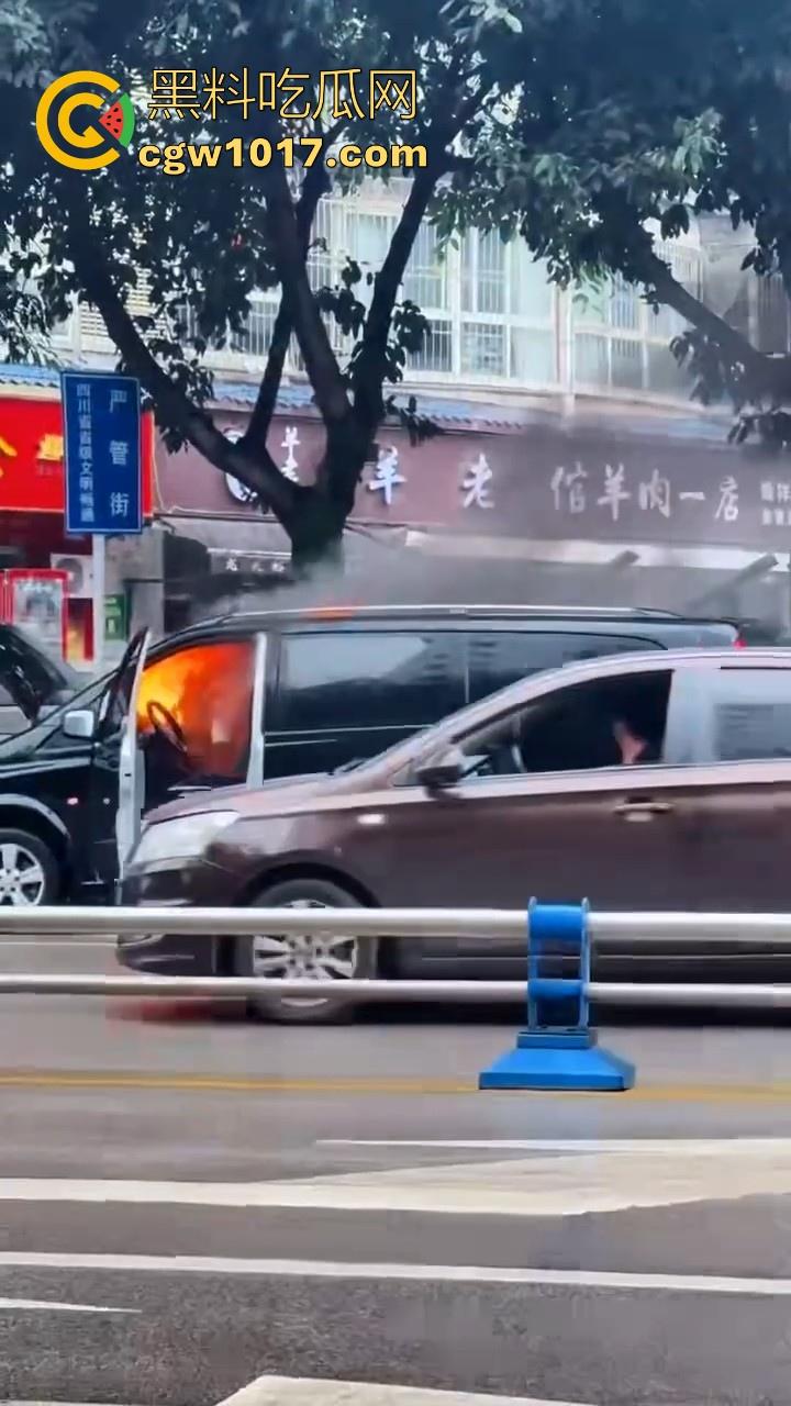 四川绵阳江油又是汽车自燃,期间还多次发生爆炸,把旁边路边停放的车都波及到了,路边车车主一起床天塌了!-8