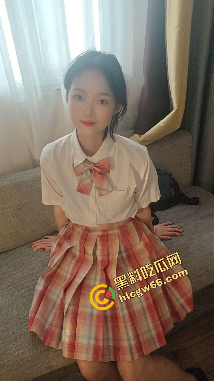 大四骚货『刘鑫穿』JK制服自拍性爱全片流出，白虎嫩穴配巨乳口交，大学生就是会玩，操起来比处女还紧！