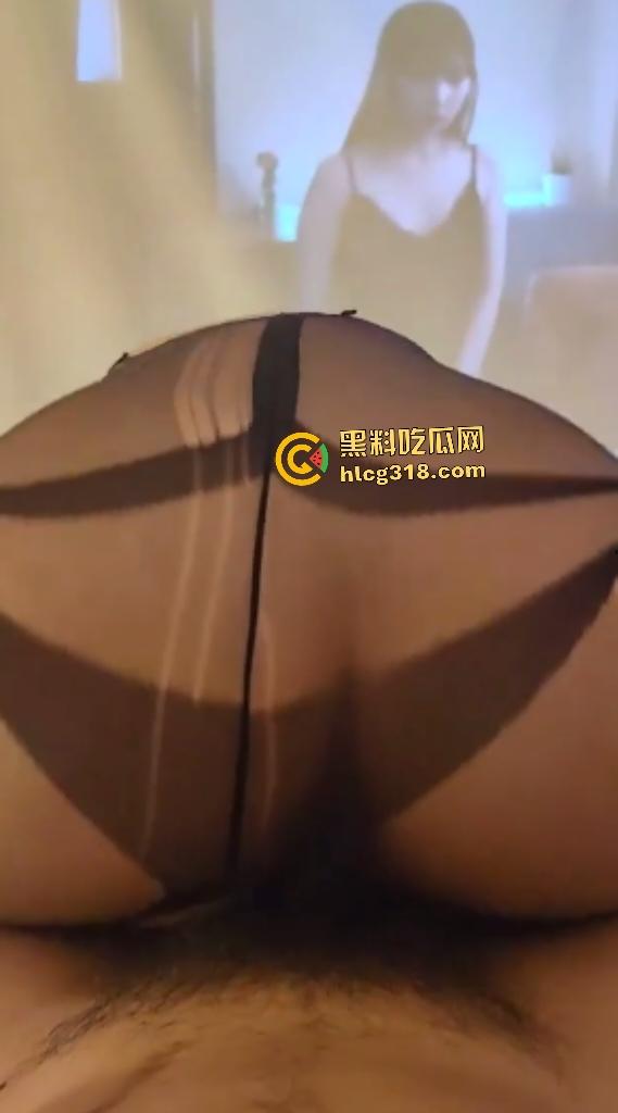 反差大学生保养的好屁股被男友在落地窗和镜子前爆插!还拍视频投屏到墙上,实时观看做爱现场?-6