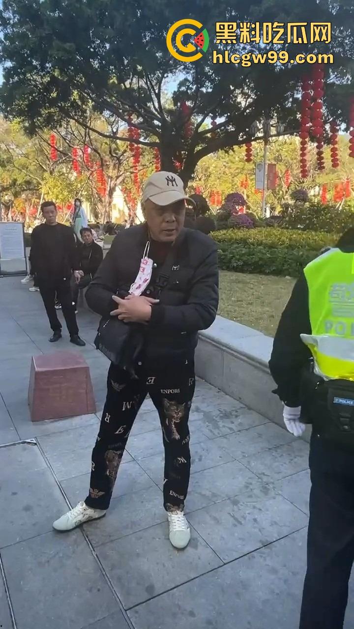 广州动漫星城惊现老色批，大爷公然性骚扰女Coser，见黑丝就上手摸屁股，现场直接炸锅！