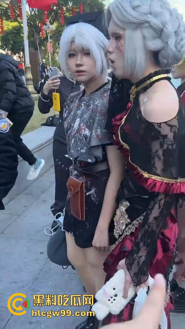 广州动漫星城惊现老色批,大爷公然性骚扰女Coser,见黑丝就上手摸屁股,现场直接炸锅!-3