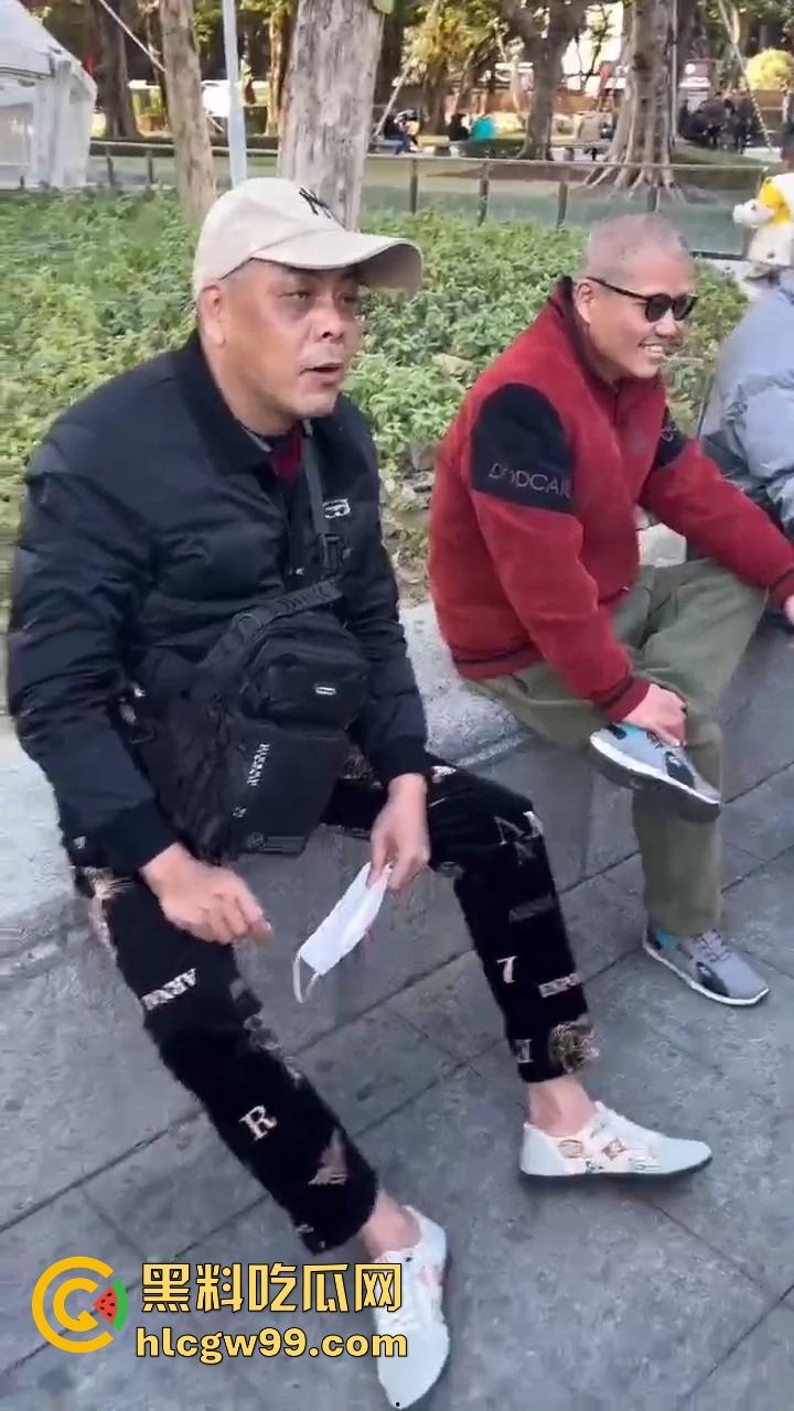 广州动漫星城惊现老色批,大爷公然性骚扰女Coser,见黑丝就上手摸屁股,现场直接炸锅!-5