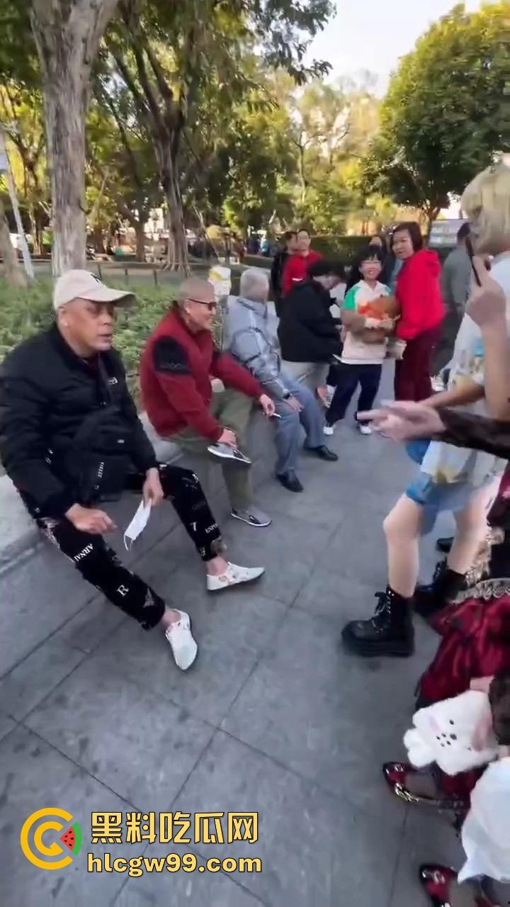 广州动漫星城惊现老色批,大爷公然性骚扰女Coser,见黑丝就上手摸屁股,现场直接炸锅!-6