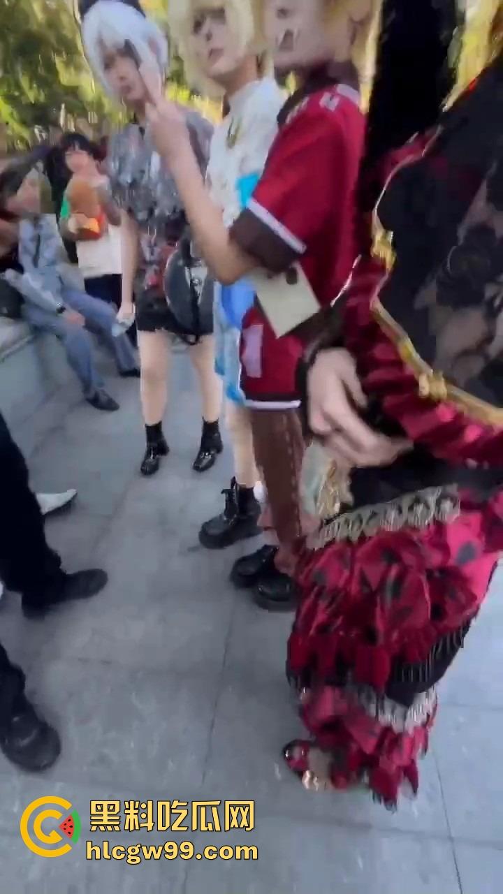 广州动漫星城惊现老色批,大爷公然性骚扰女Coser,见黑丝就上手摸屁股,现场直接炸锅!-7
