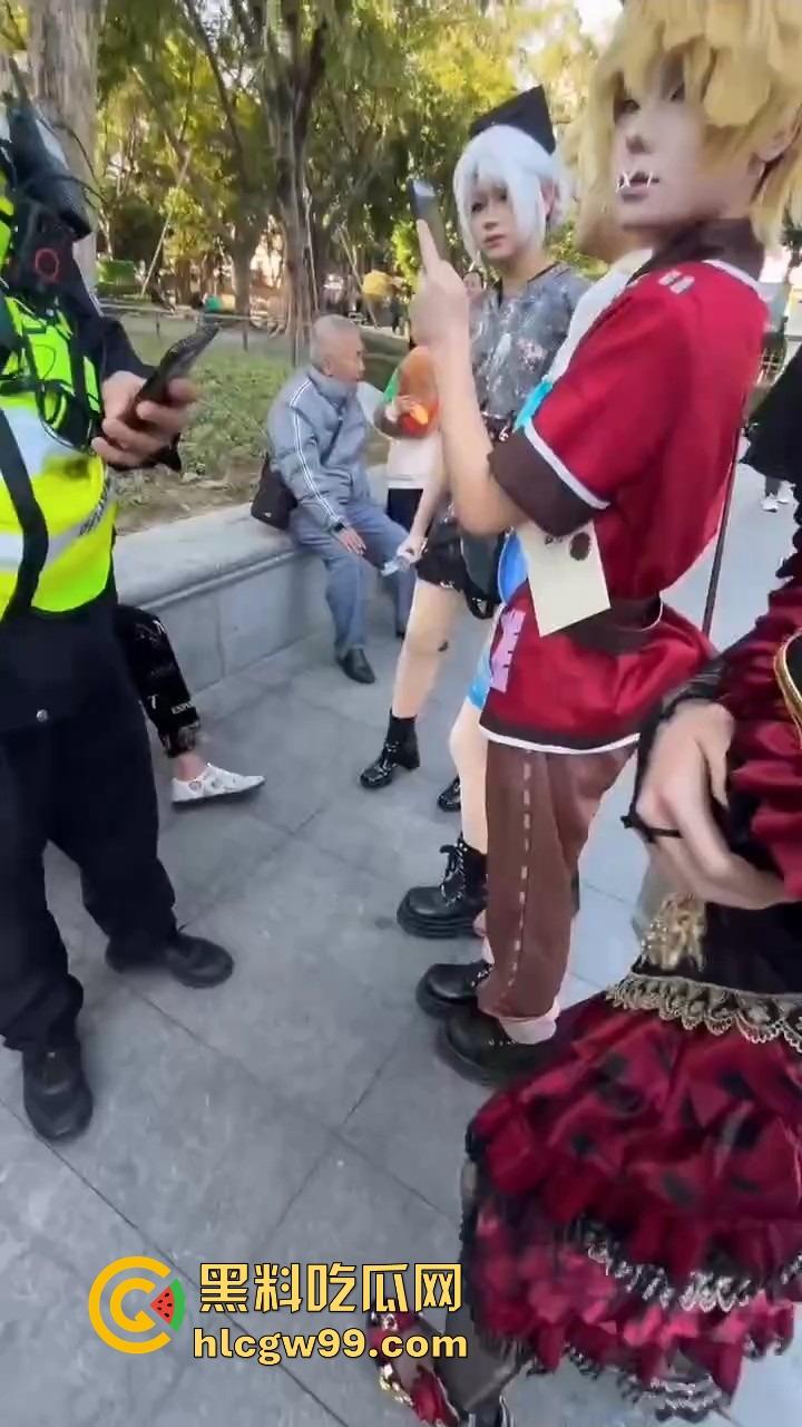 广州动漫星城惊现老色批,大爷公然性骚扰女Coser,见黑丝就上手摸屁股,现场直接炸锅!-8