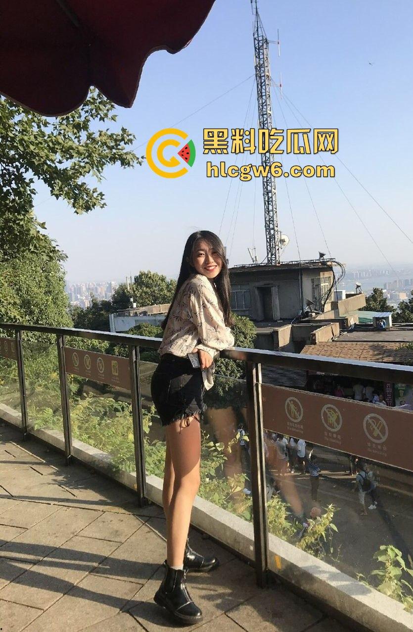 福建男人的噩梦与天堂,眼镜幼师【颜思妤】骚浪到极致,公交车体质每天约炮,口技顶到让人腿软!-5