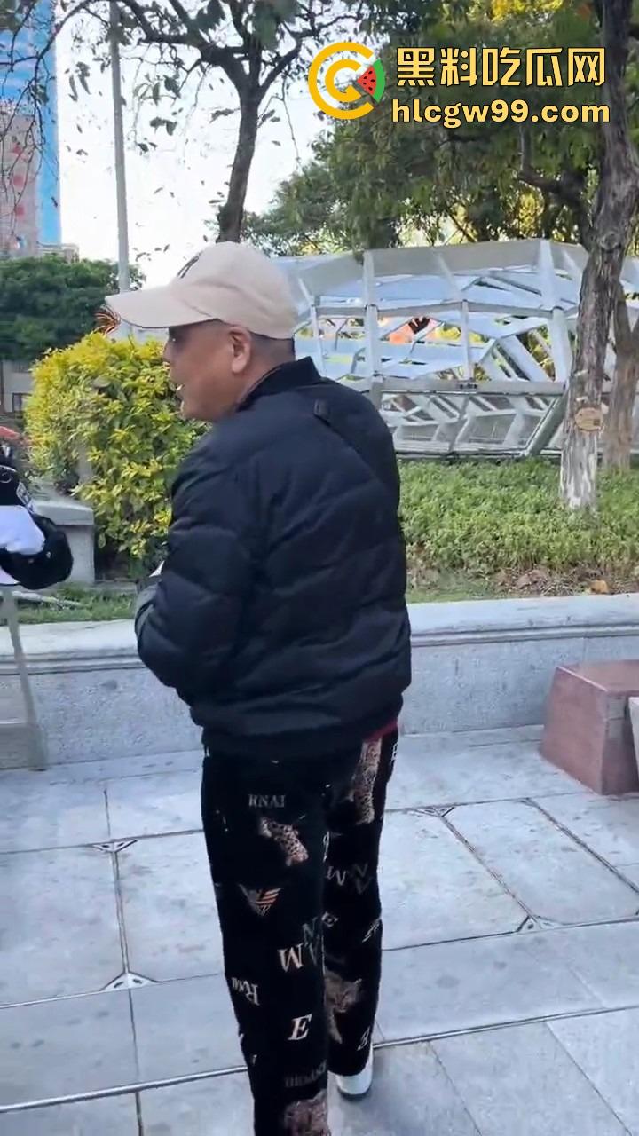 广州动漫星城惊现老色批,大爷公然性骚扰女Coser,见黑丝就上手摸屁股,现场直接炸锅!-9