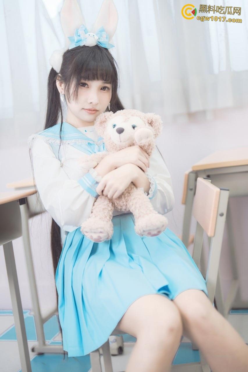 二次元女神【慕慕momo】，Cos守岸人激情泄欲，白虎玉足堪称极品，被拿着双脚疯狂抽插，娇喘诱人眼神拉丝 ！