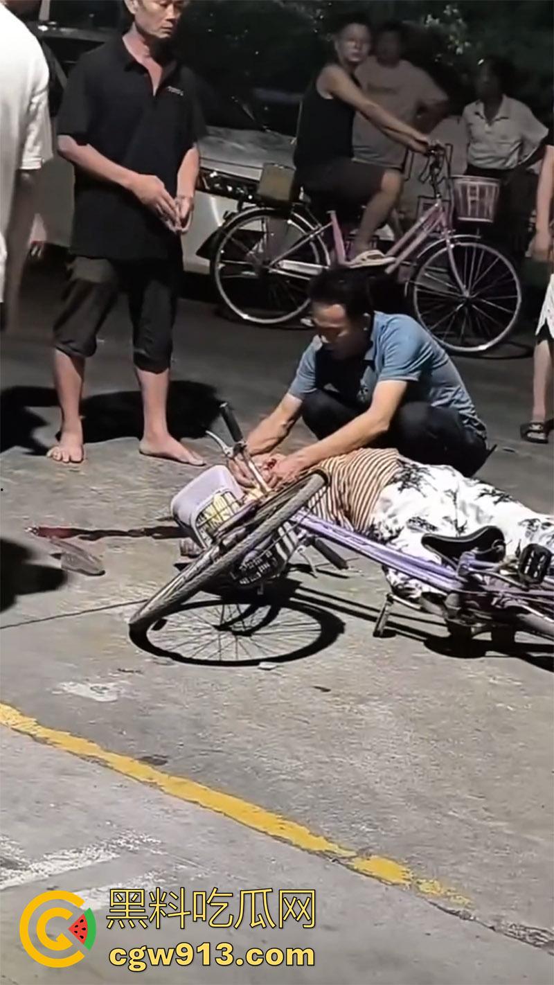 鬼火少年彻底慌了,广西精神小伙骑9号改装电摩撞死老人,不赔钱就得蹲十来年,眼见的彻底懵了!-3