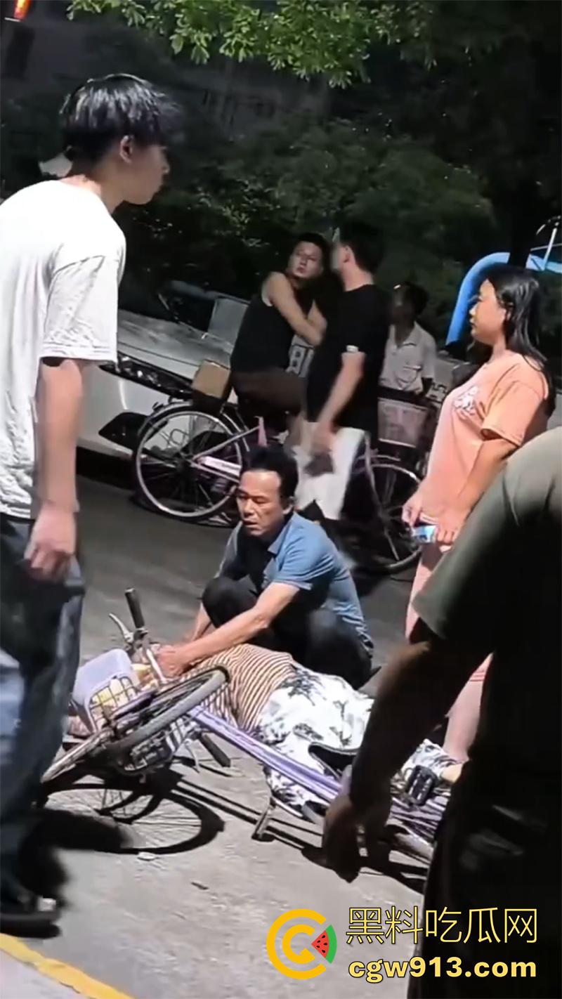 鬼火少年彻底慌了,广西精神小伙骑9号改装电摩撞死老人,不赔钱就得蹲十来年,眼见的彻底懵了!-4