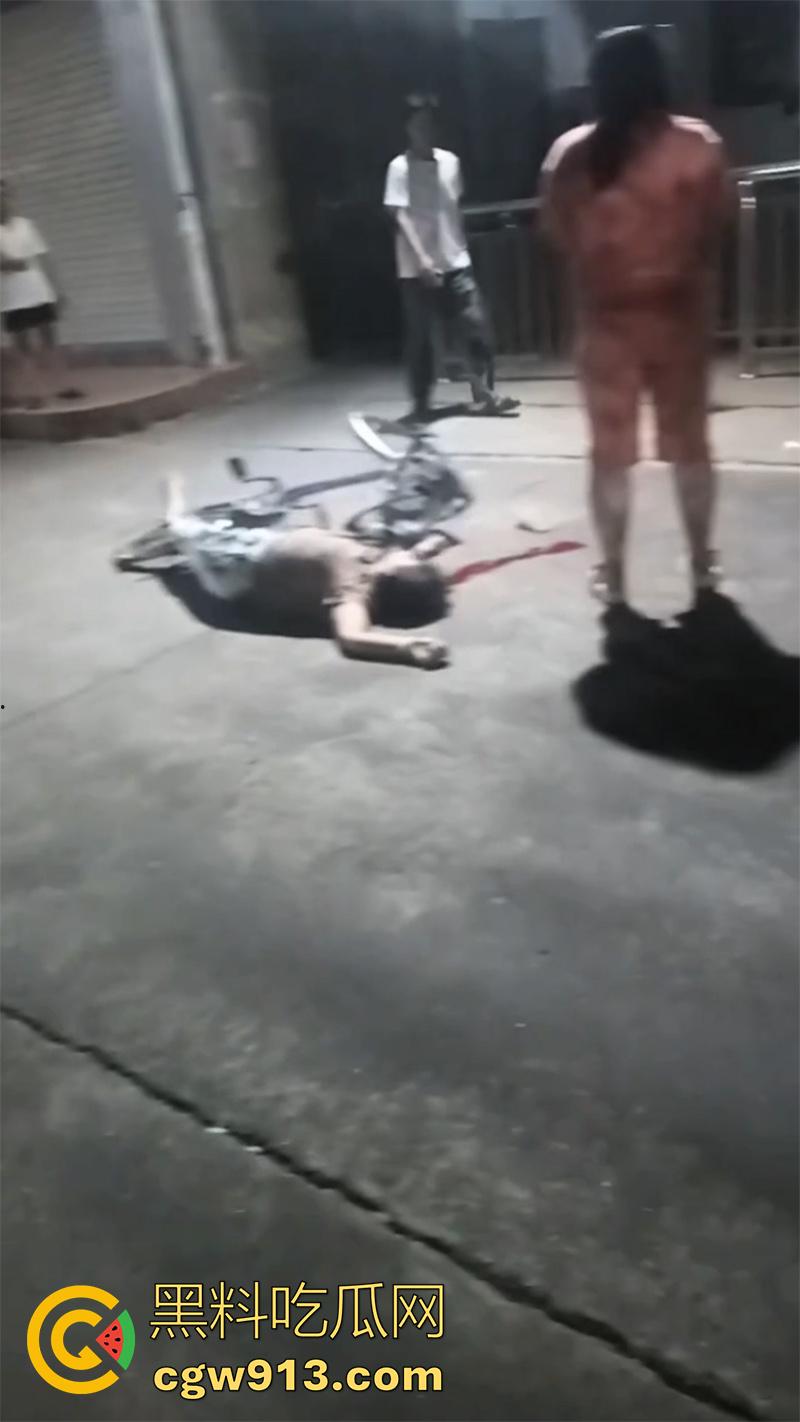 鬼火少年彻底慌了,广西精神小伙骑9号改装电摩撞死老人,不赔钱就得蹲十来年,眼见的彻底懵了!-5