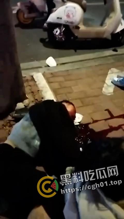 大快人心!广西精神小伙深夜飙车失误 脑浆都撞出来撒一点 血腥慎点-2