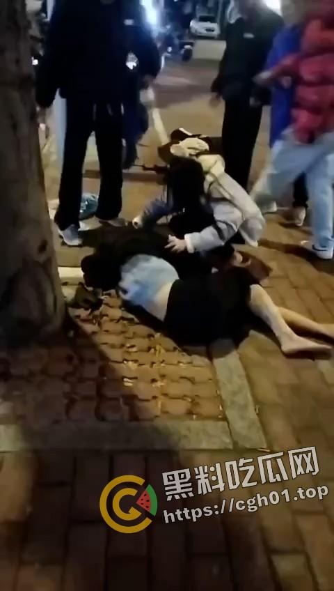 大快人心!广西精神小伙深夜飙车失误 脑浆都撞出来撒一点 血腥慎点-4