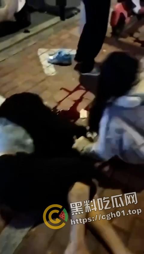 大快人心!广西精神小伙深夜飙车失误 脑浆都撞出来撒一点 血腥慎点-5