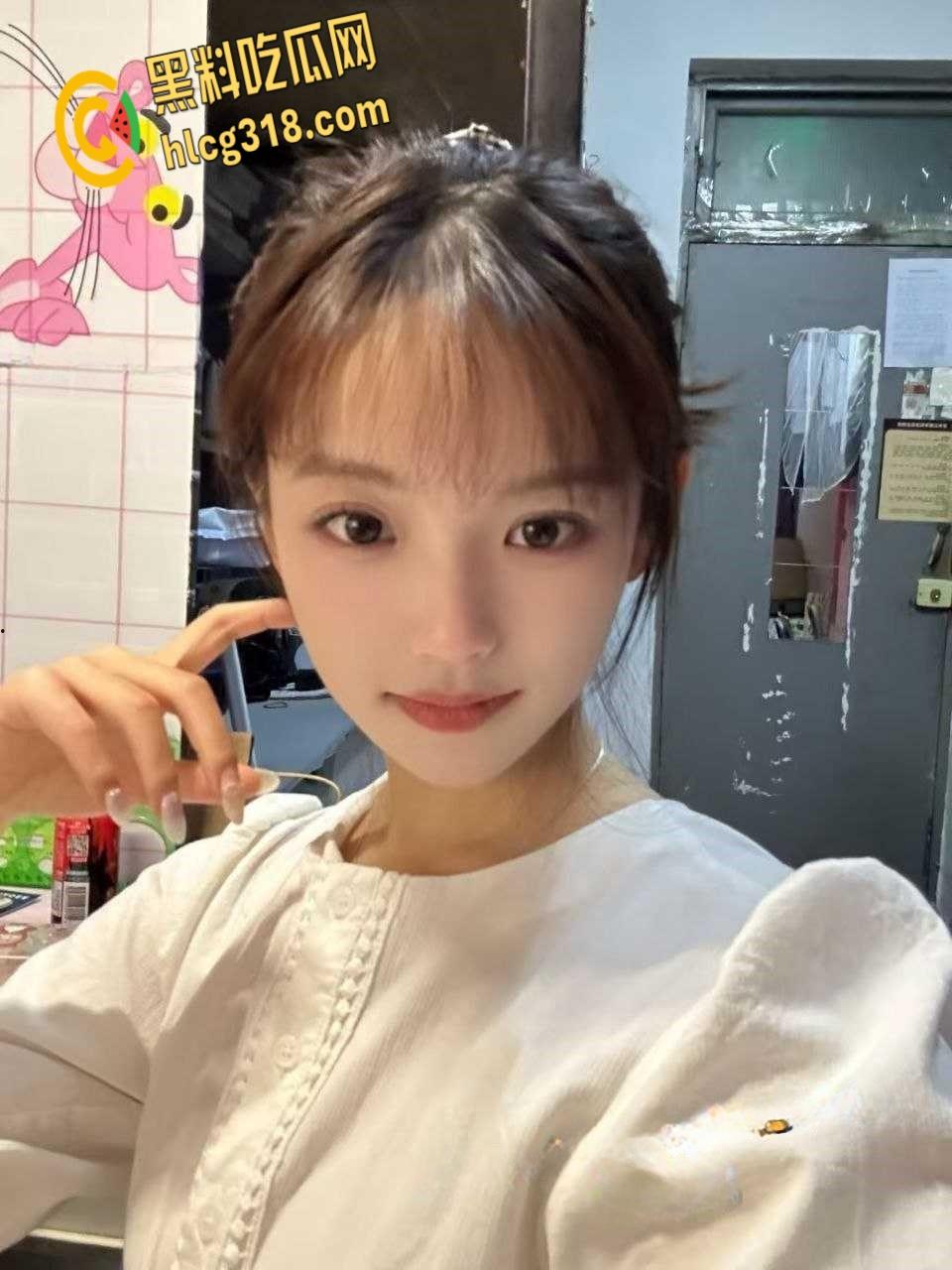 南京工业大学【王诗瑶】，白丝开裆裤当狗溜，跪在地上吃着大屌还比耶！