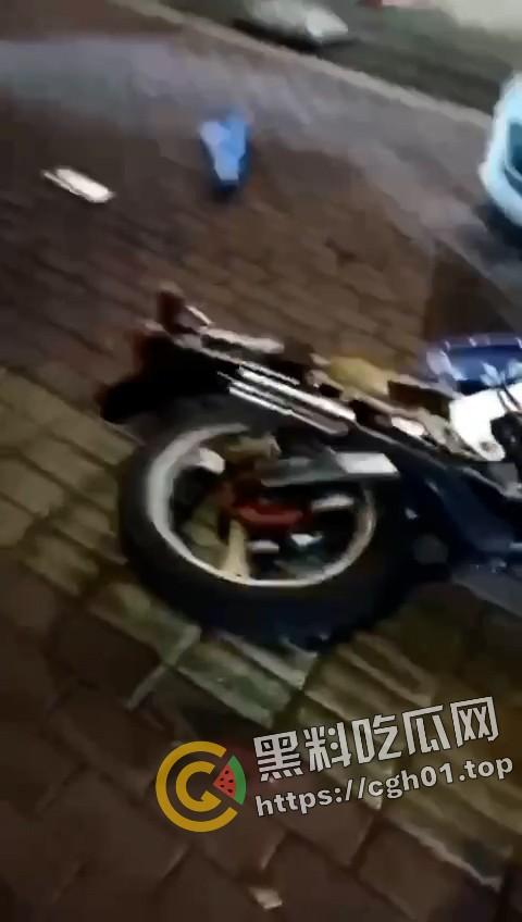 大快人心!广西精神小伙深夜飙车失误 脑浆都撞出来撒一点 血腥慎点-6