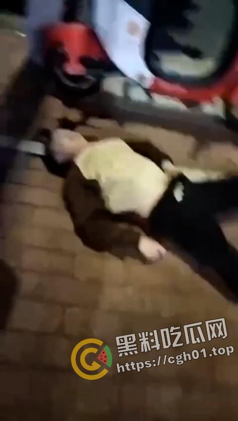 大快人心!广西精神小伙深夜飙车失误 脑浆都撞出来撒一点 血腥慎点-7