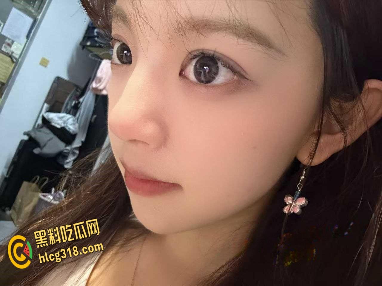 南京工业大学【王诗瑶】,白丝开裆裤当狗溜,跪在地上吃着大屌还比耶!-3