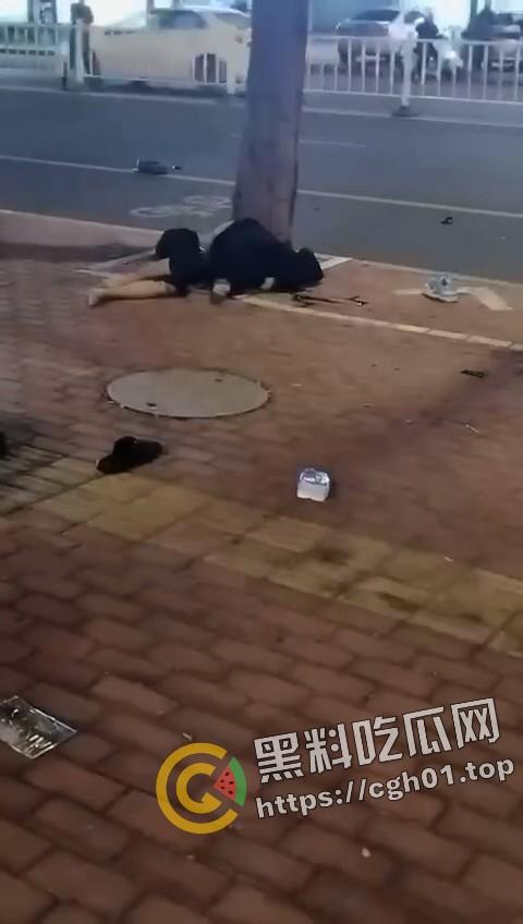 大快人心!广西精神小伙深夜飙车失误 脑浆都撞出来撒一点 血腥慎点-8