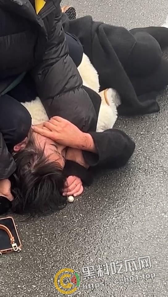 年少有为!河北定州美女当小三 被正房当街暴打 老男人就这么有魅力吗-3