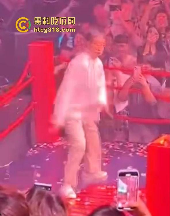 马保国酒吧商演假戏真做险被揍出鼻血！幸好主持人救场，不然闪电五连鞭要失传了！