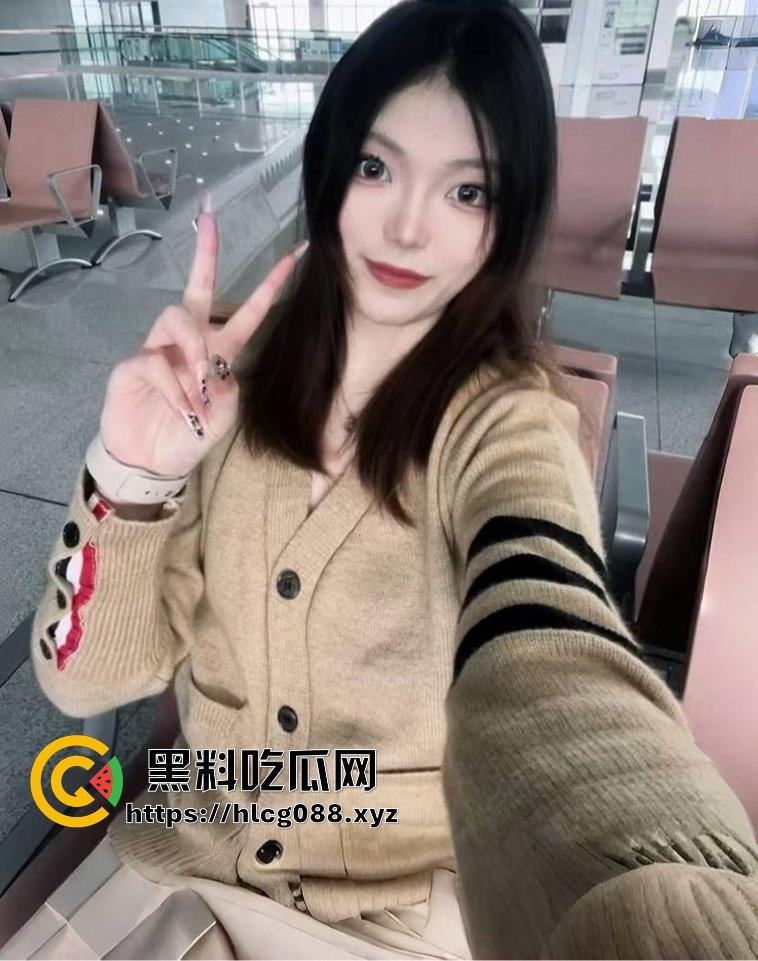 重庆蜜桃臀骚妻【武思思】偷情大瓜，单位领导无套后入操翻天，开档黑丝大屁股被内射，老公头顶绿得发光！