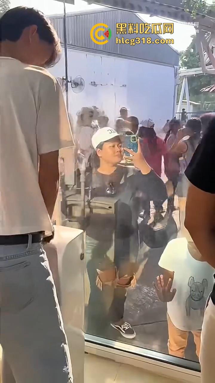 这样的厕所你敢去吗！泰国双向镜玻璃男厕，外面看是普通镜子，里面却是透明玻璃，刺激感爆棚！