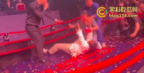 马保国酒吧商演假戏真做险被揍出鼻血!幸好主持人救场,不然闪电五连鞭要失传了!-6