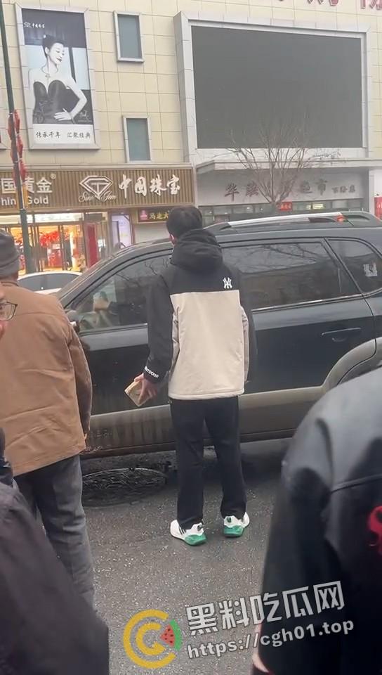 年少有为!河北定州美女当小三 被正房当街暴打 老男人就这么有魅力吗-9