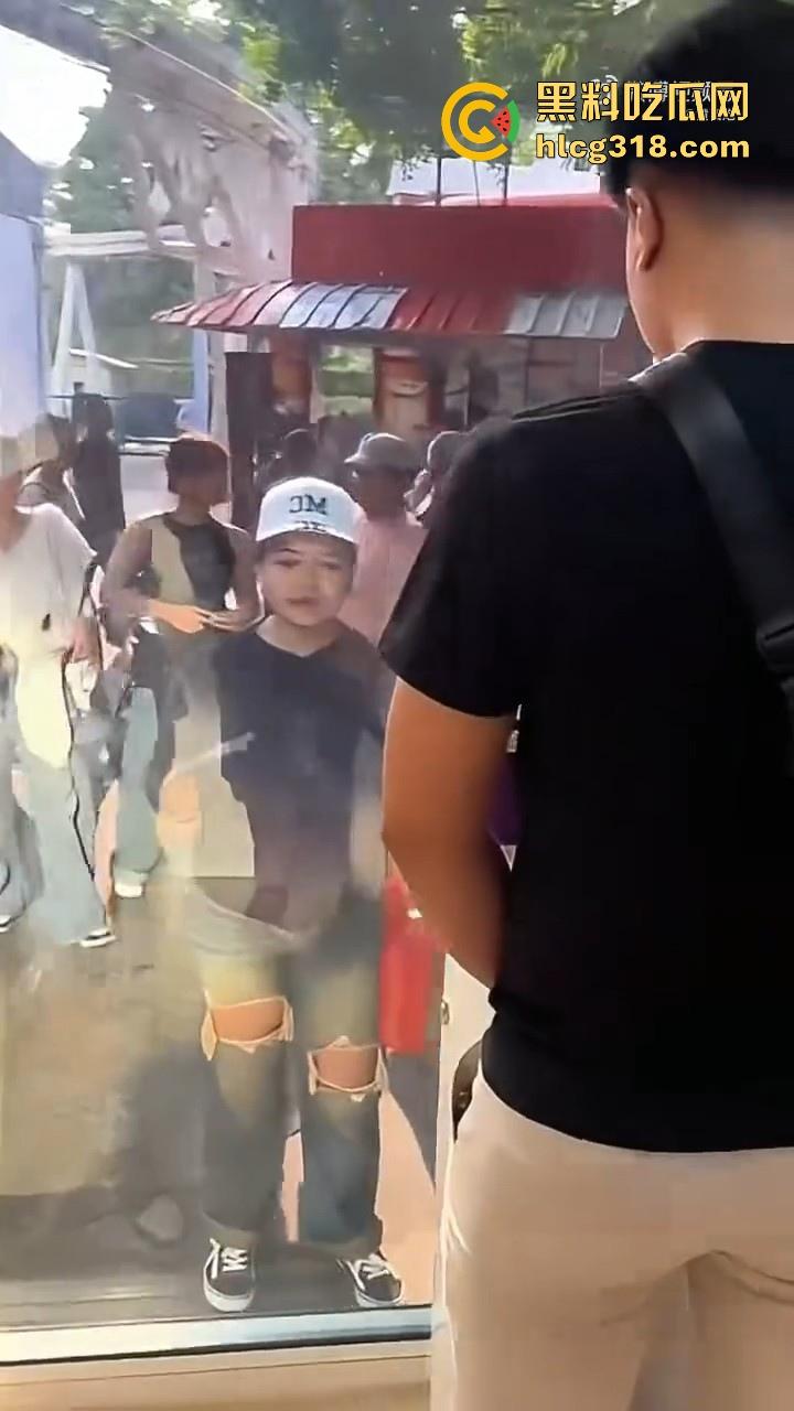 这样的厕所你敢去吗!泰国双向镜玻璃男厕,外面看是普通镜子,里面却是透明玻璃,刺激感爆棚!-2