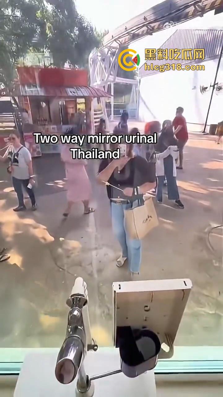 这样的厕所你敢去吗!泰国双向镜玻璃男厕,外面看是普通镜子,里面却是透明玻璃,刺激感爆棚!-8