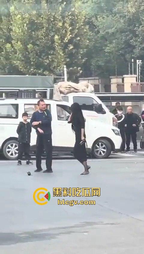 苏州情侣停车场上演跪地求饶两极反转成当街暴揍！黑丝高跟女不依不饶，男友按地上皮带伺候！