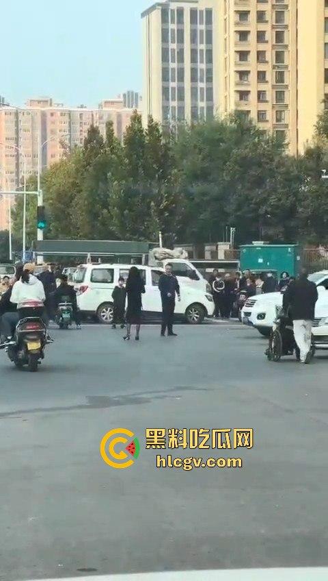 苏州情侣停车场上演跪地求饶两极反转成当街暴揍!黑丝高跟女不依不饶,男友按地上皮带伺候!-8