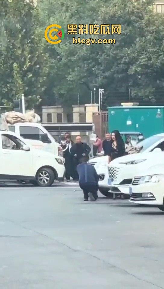 苏州情侣停车场上演跪地求饶两极反转成当街暴揍!黑丝高跟女不依不饶,男友按地上皮带伺候!-10