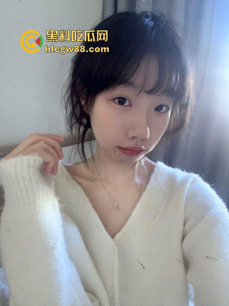 深圳职高白嫩瘦体苗条学生妹【林倩】展示会呼吸的极品粉嫩白虎逼,开房做爱插都插不进去!-3