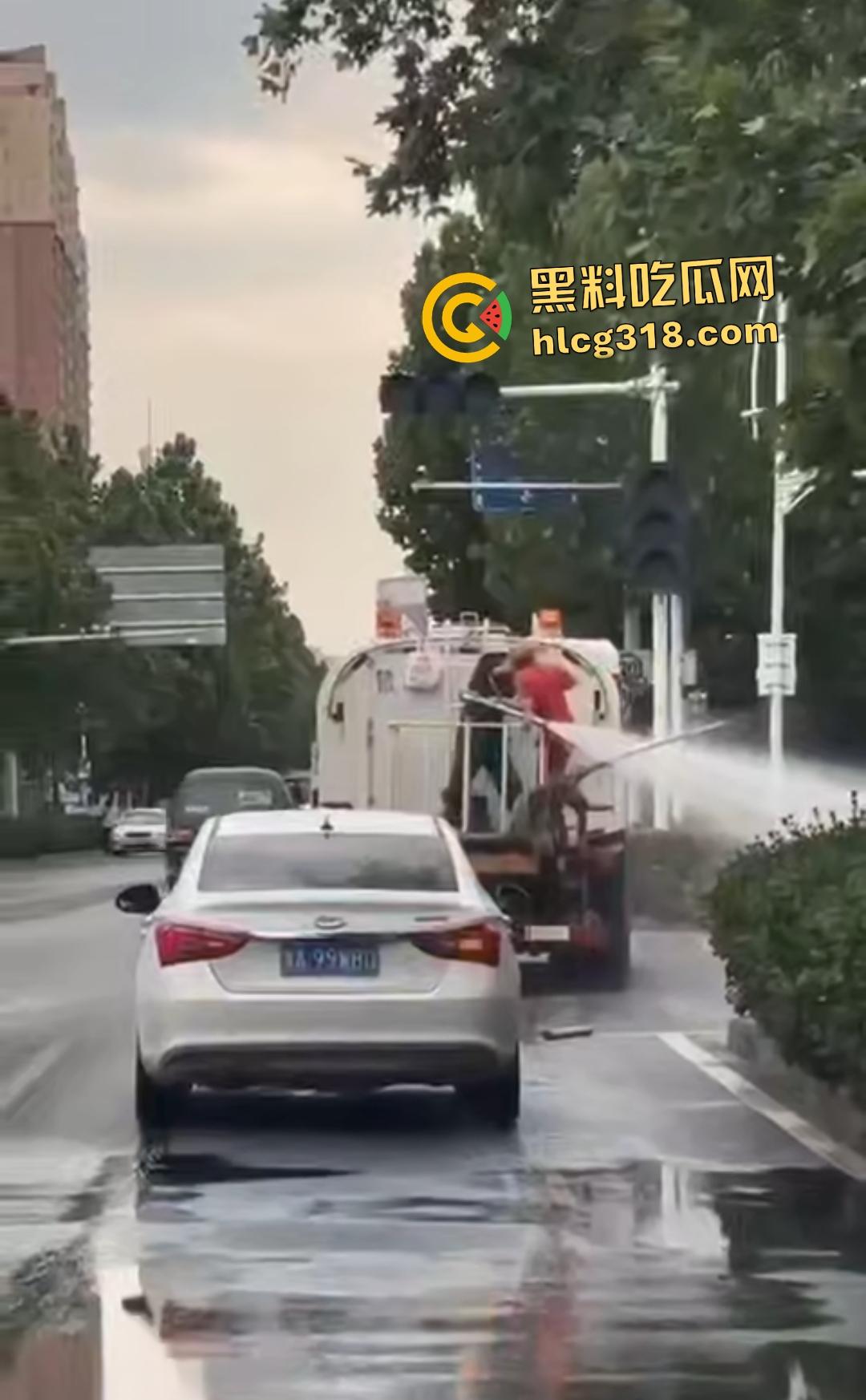 洒水车大哥大战环卫工人!水枪狂喷工人怒骂开打,农夫山泉大哥骑电动车围观喊“别浪费水”!-5
