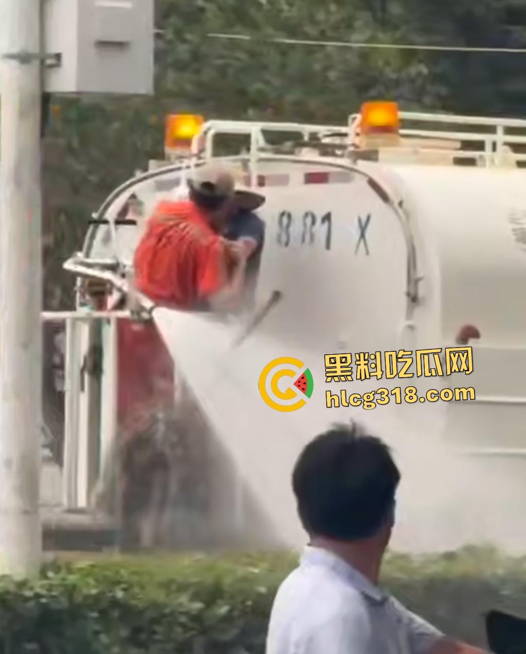 洒水车大哥大战环卫工人!水枪狂喷工人怒骂开打,农夫山泉大哥骑电动车围观喊“别浪费水”!-6