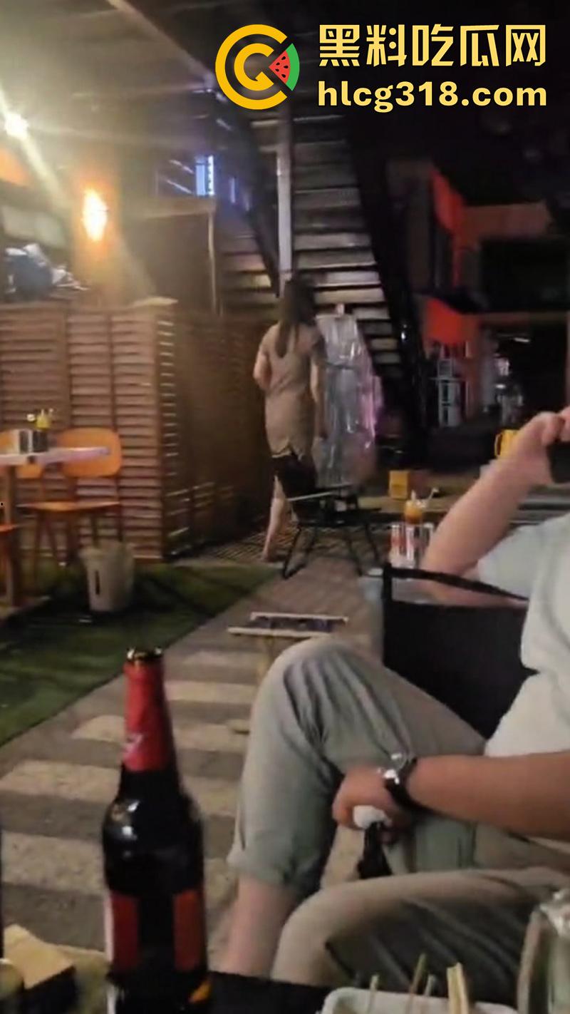 现实版AV情节偷拍,领导请下属吃饭训话,却背着小伙偷情操其女友,真是不讲武德啊!-7