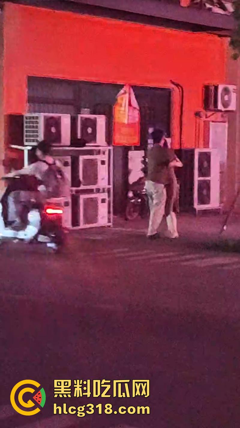 现实版AV情节偷拍,领导请下属吃饭训话,却背着小伙偷情操其女友,真是不讲武德啊!-9