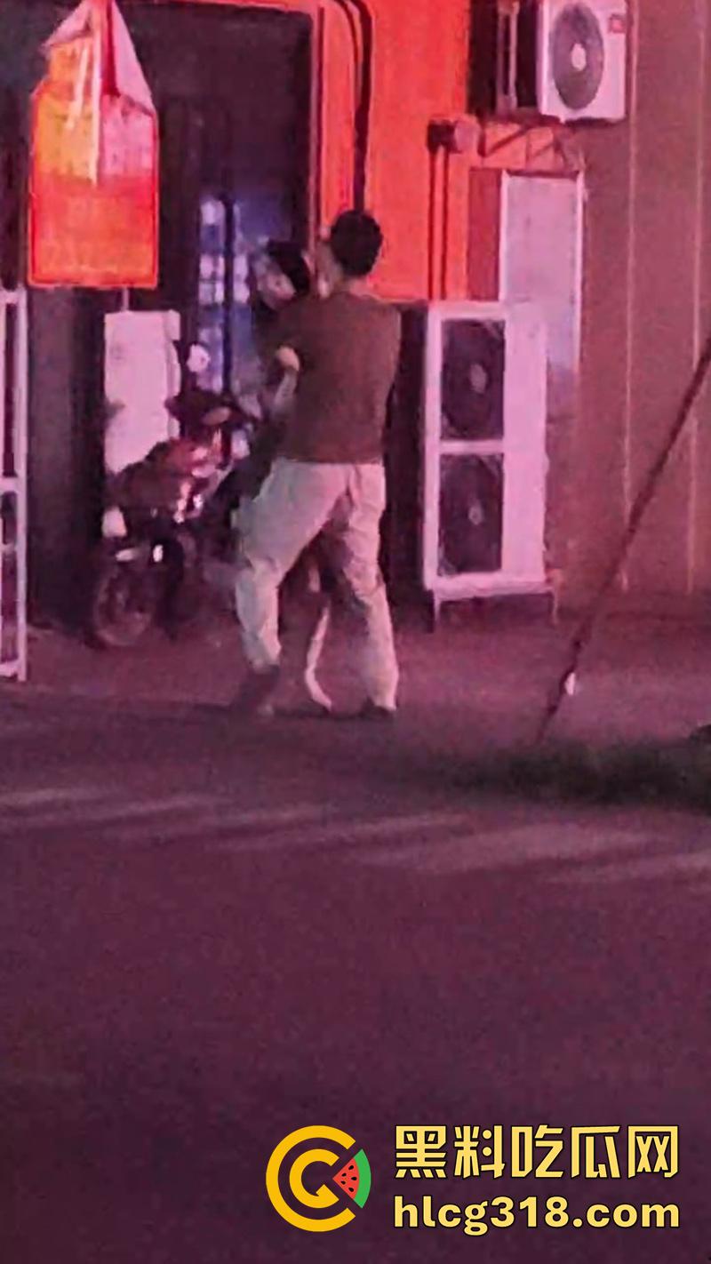 现实版AV情节偷拍，领导请下属吃饭训话，却背着小伙偷情操其女友，真是不讲武德啊！-10