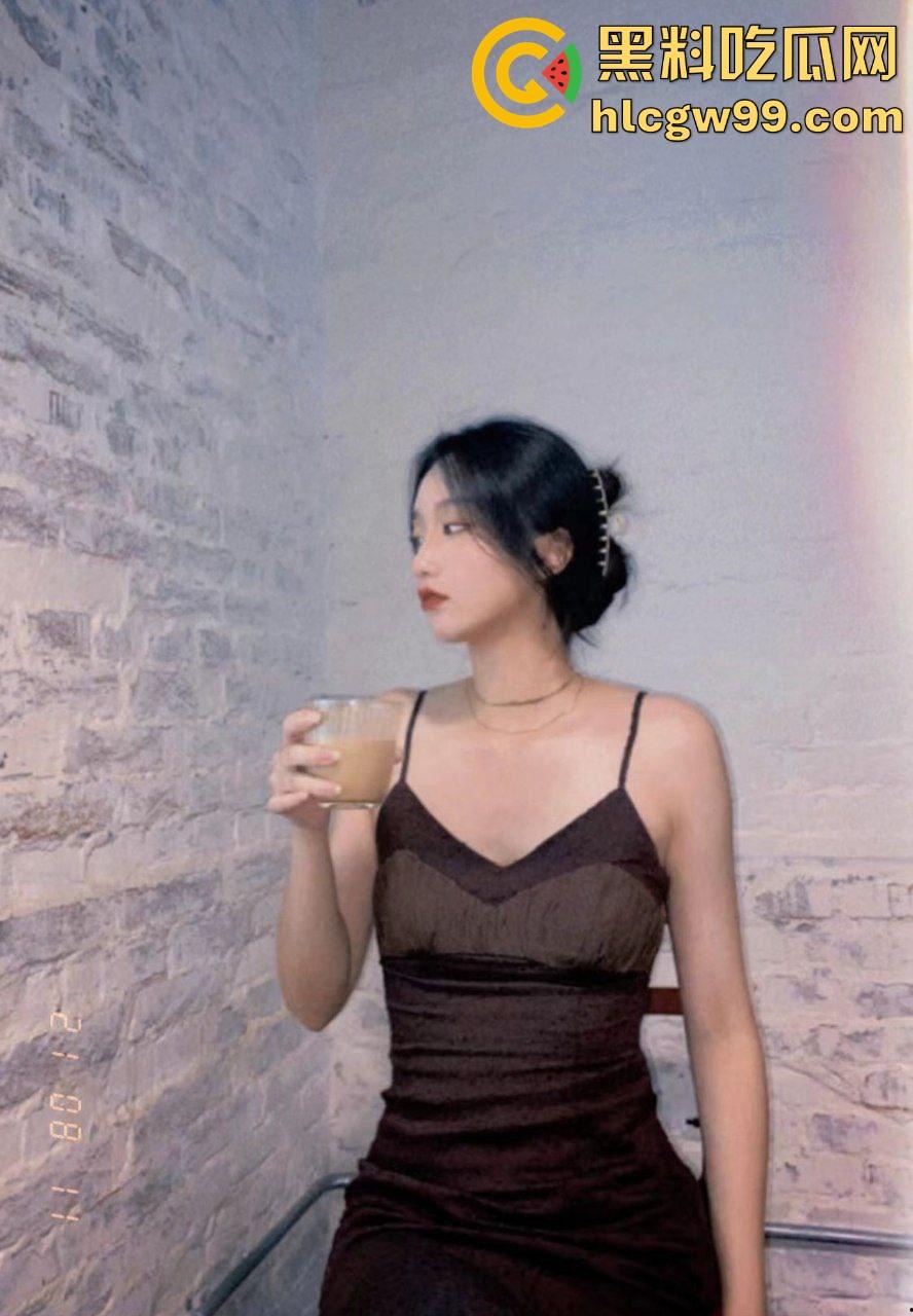 群友有这么极品的御姐女友？白嫩一线天粉嫩逼被草得爽的直抽搐，好想跪着求舔她骚水！