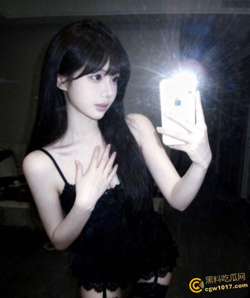 女性按摩店的隐藏服务!小仙女微信群大尺度聊天,男技师2000元手活高潮不断,送上门的逼不操白不擦!-10