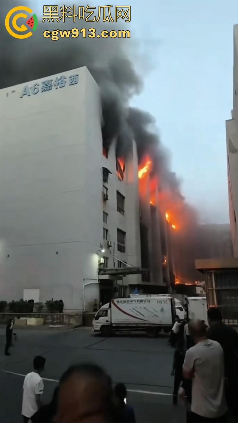 一根烟毁灭一栋楼!温州乐清盐盘工业园区,几名女工仓房抽烟,引发大火10多辆消防车都无法扑灭!-3
