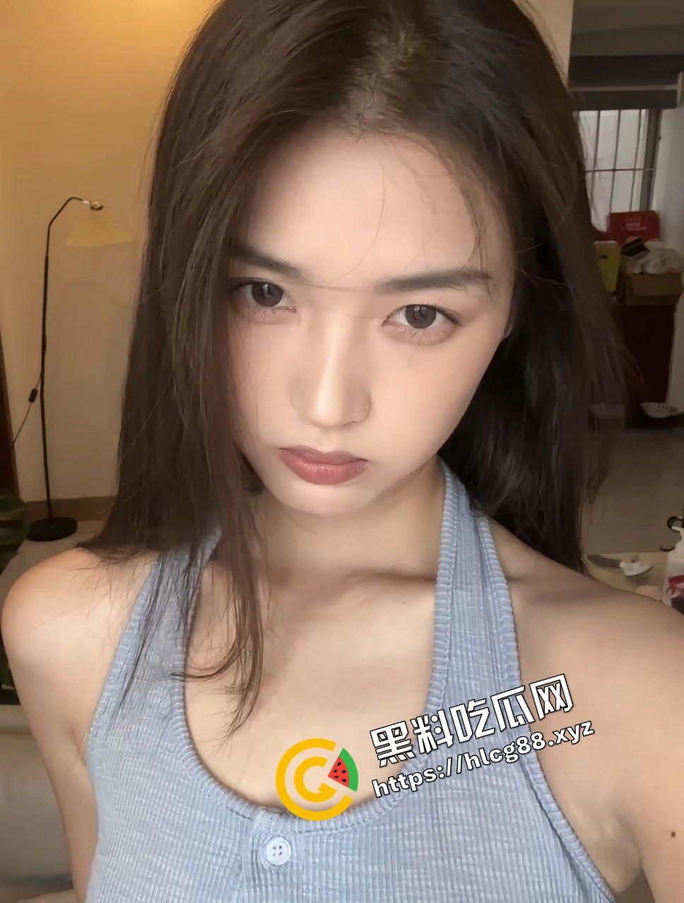 猛男小哥久旱逢甘霖一顿乱射！一周库存全部嚯嚯喷发在牙套妹骚母狗脸上，淫荡模样吃精液！