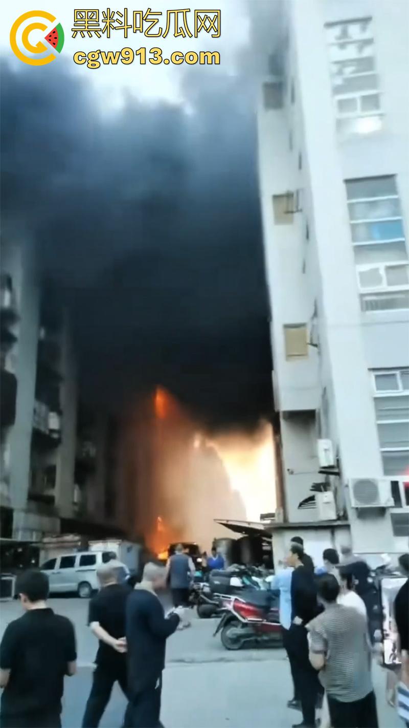 一根烟毁灭一栋楼!温州乐清盐盘工业园区,几名女工仓房抽烟,引发大火10多辆消防车都无法扑灭!-4