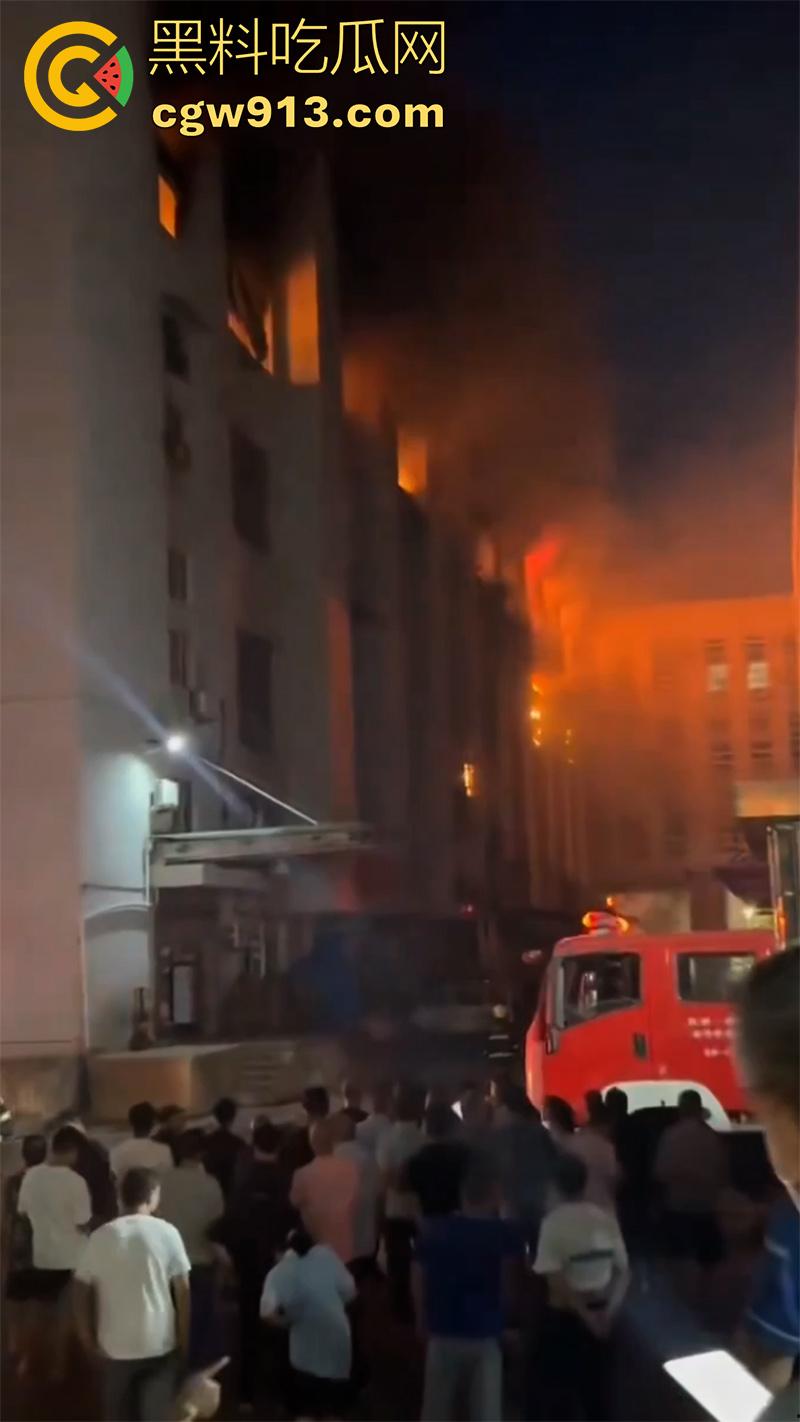 一根烟毁灭一栋楼!温州乐清盐盘工业园区,几名女工仓房抽烟,引发大火10多辆消防车都无法扑灭!-5