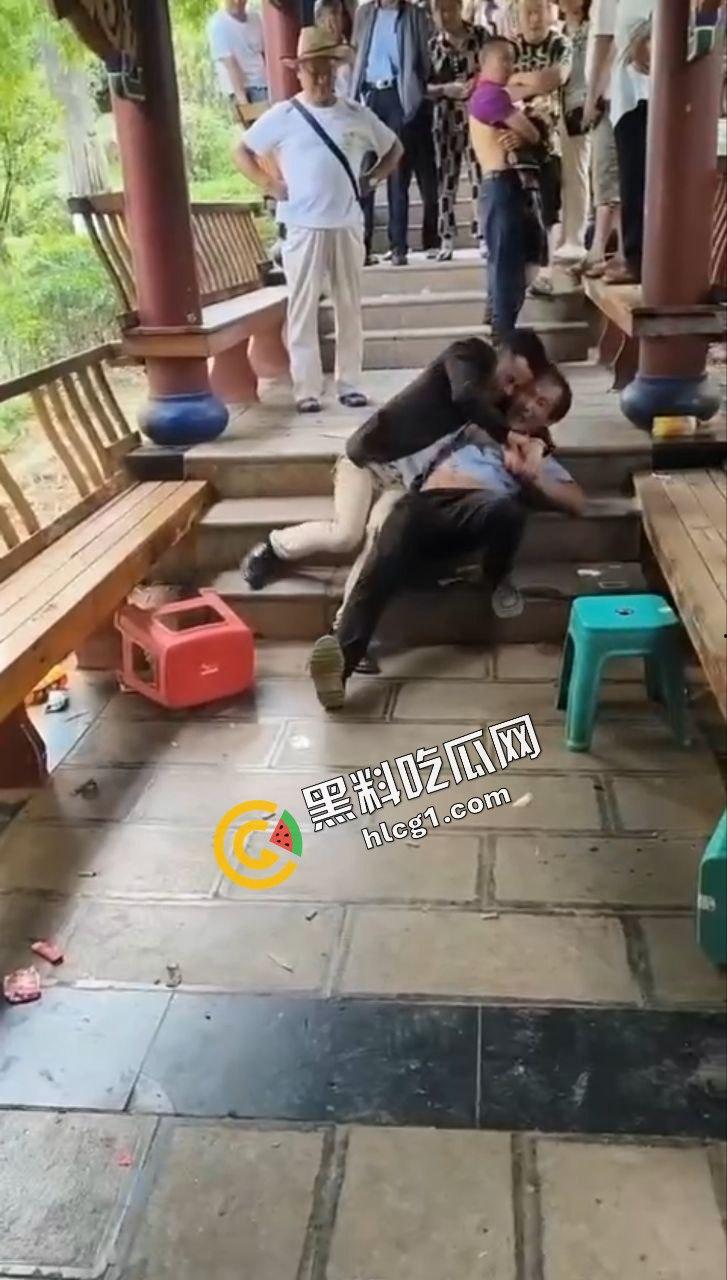 六盘水盘州胜境广场 众人闲暇之余下象棋 保安老头打输后说旁人指导男子才赢的 于是大打出手