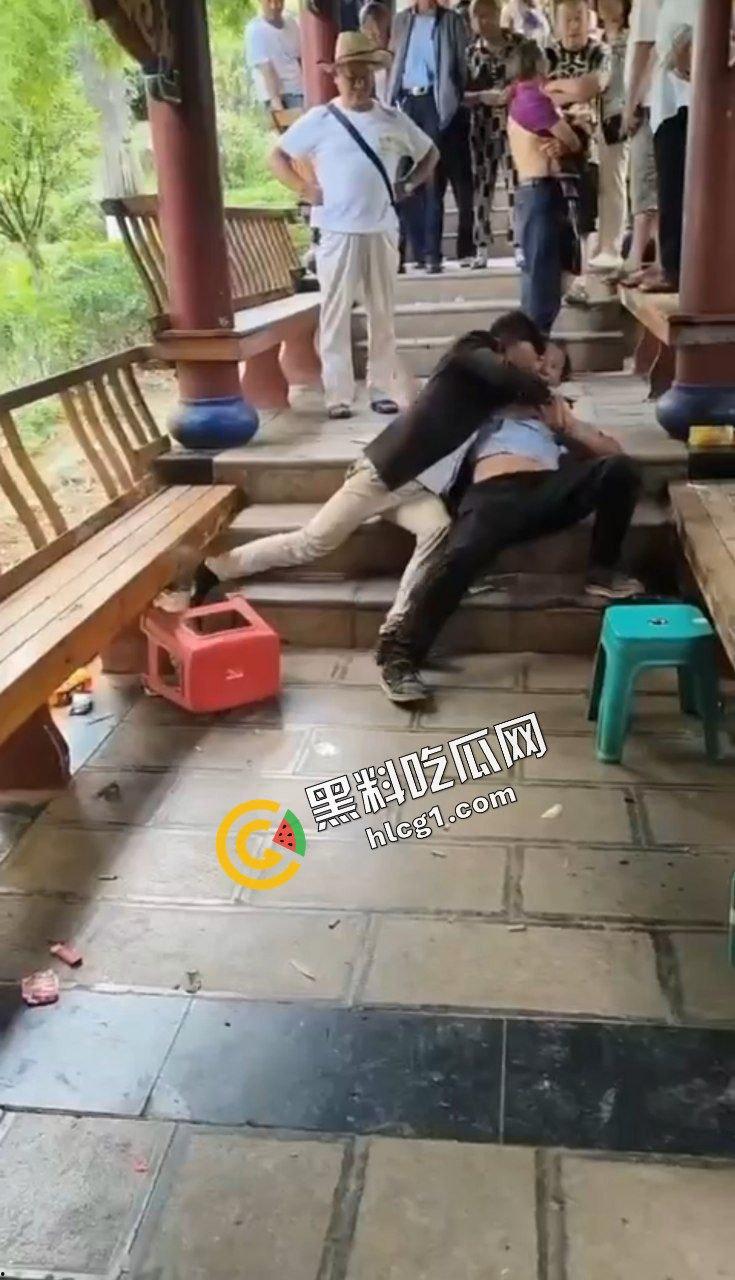 六盘水盘州胜境广场 众人闲暇之余下象棋 保安老头打输后说旁人指导男子才赢的 于是大打出手-2